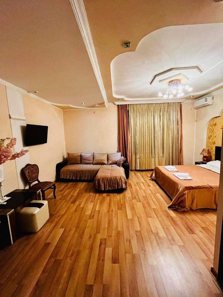 Lux Palace Hotel Kutaisi Exterior foto